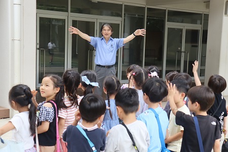 初等学校の先生にお礼を言って、笑顔で幼稚園に戻りました