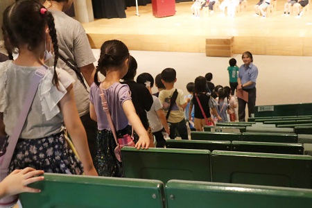 講堂では、5年生が劇の練習中。 劇の様子も見学させてもらいました