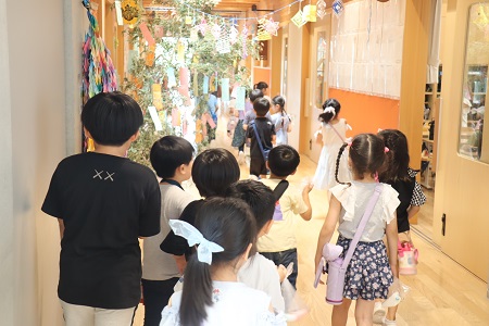 初等学校のお兄さん、お姉さんが勉強する教室に興味津々の様子