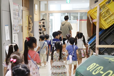 体験授業の後は、校舎内を見学