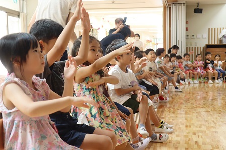 『東京音頭』の振り付けを教えてもらう年中組、年少組