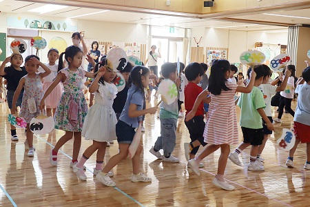 年長組による盆踊り『東京音頭』。 さすが年長組、とても上手に楽しそうに披露してくれました