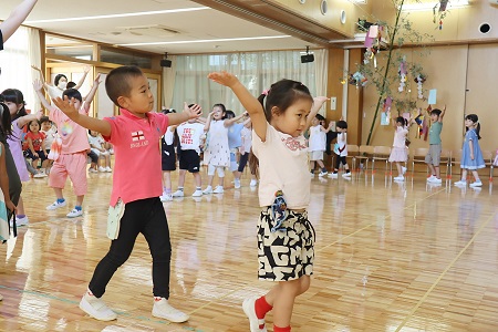 年中組の盆踊り『どれみん音頭』。 自信にあふれた素敵な盆踊りでした