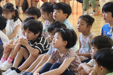 静かに耳を傾ける子どもたち