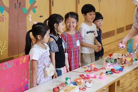 開店前に自分たちで作った品物をきれいに並べます