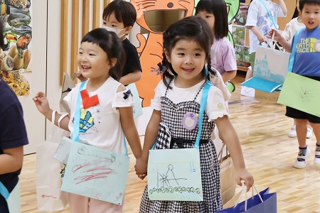 お買い物が楽しみな様子