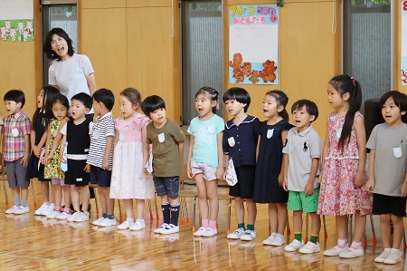 最初に「挨拶の歌」「成城成城」を歌いました