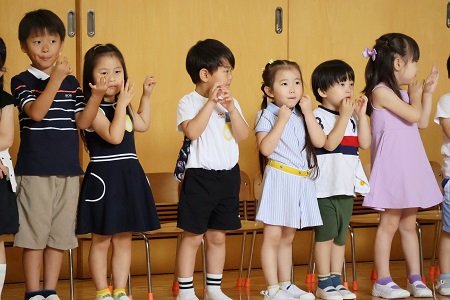 「山の音楽家」を全員で歌って終業式を終えました