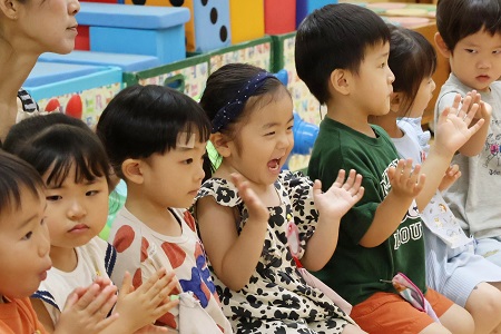 スキップしている子をみながら手拍子