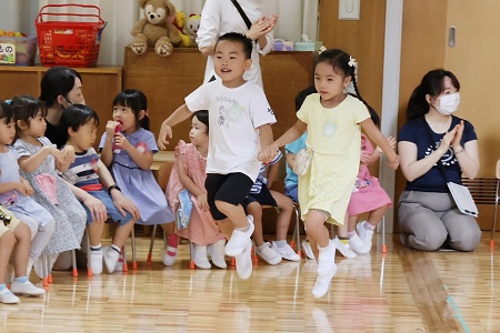 最後のスキップは年長組の子どもたち