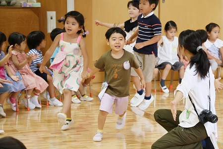 ホールを順番にスキップ！まずは年中組の子どもたち