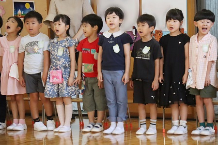 「挨拶の歌」「成城成城」を歌い、始業式スタートです