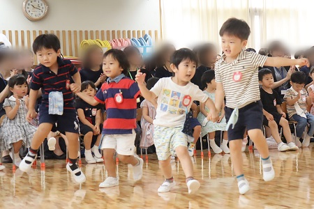 年少さんはクラスの男の子、女の子に分かれてスキップ
