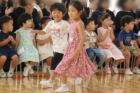 ホールをぐるっとスキップ！最初は年中さん