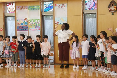 アリエル先生と「Skidamarink」を英語で歌いました