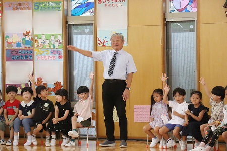 園長先生の問いかけに「はーい！」と元気にお返事