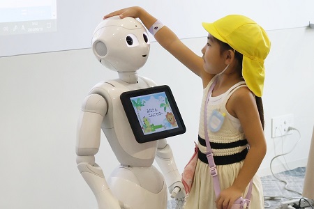 「さわってタッチ」 順番にPepperに触れてみます