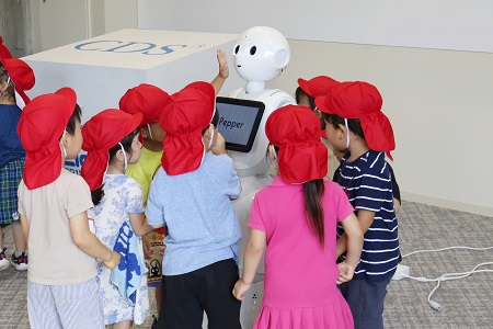 Pepperとの別れが名残惜しい様子