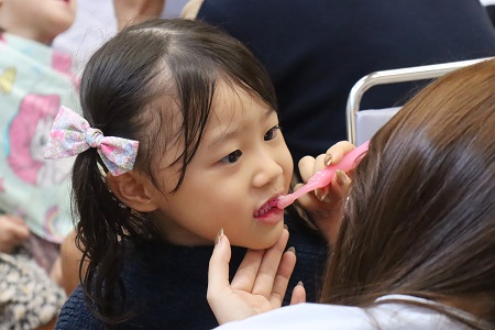 軽くブラシを握って優しく磨きます