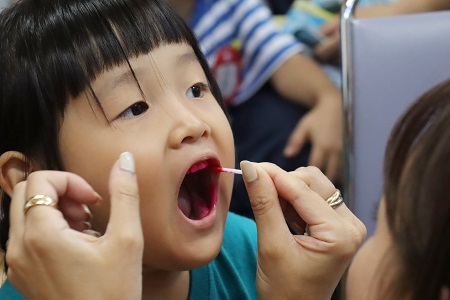 最初にピンクの染め液を歯に塗ってから歯磨きスタートです