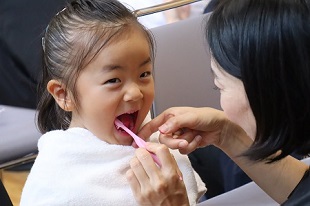 皆さん正しい磨き方をすぐ修得されていました