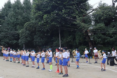 初等学校ブラスバンド部の演奏で開会