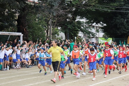 グループ対抗選抜リレー。選手たちが入場し大歓声（３~6年生）