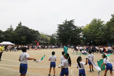子どもたちも応援する201玉入れ（保護者）