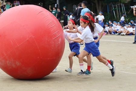 大玉ころがし（1・２年生）