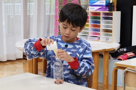 紙を使って素早くこぼさずセラミスをペットボトルに入れる方法を覚えました