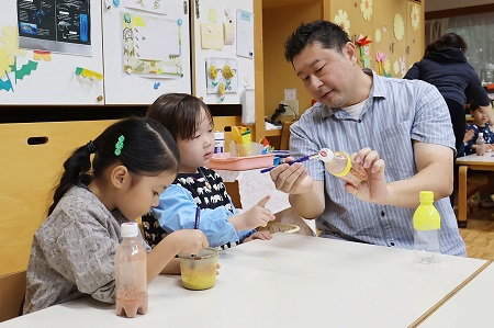 最初はペットボトルの上部に筆で絵具を塗っていきました