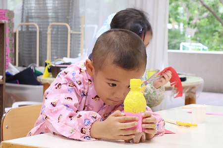 切った色紙を巻き付けて…