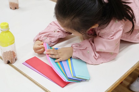 好きな色の色紙を選びます