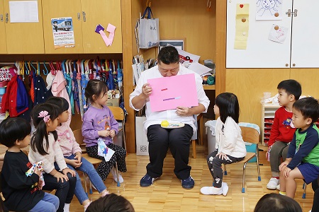 小さな色画用紙を繋ぎ合わせて貼ることでいろいろな線を描きながら絵を描いてみます