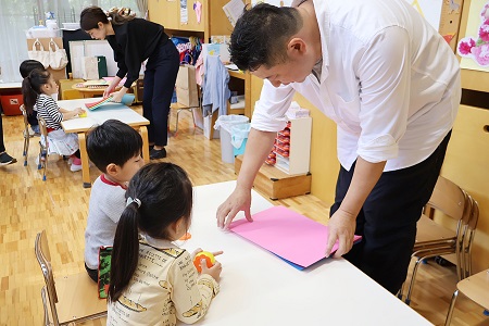 台紙となる色画用紙はそれぞれ好きな色を選びました