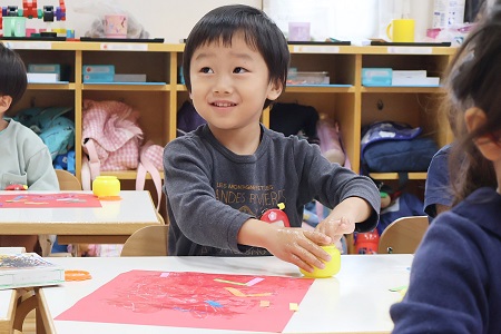 のりを台紙の画用紙に塗ってそこに小さい紙を置いていく方法も子どもたちが考えた一つのアイデア