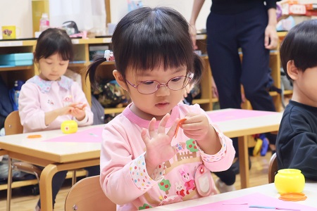 「やりやすいなと思うのりの使い方を覚えよう」 先生の言葉どおりいろいろな塗り方をしていました