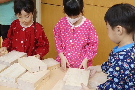 木はそれぞれ模様が違うから、よく見て選びます