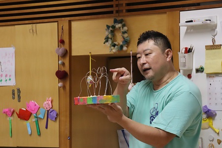 見る方向によって形がかわることを説明する智力先生