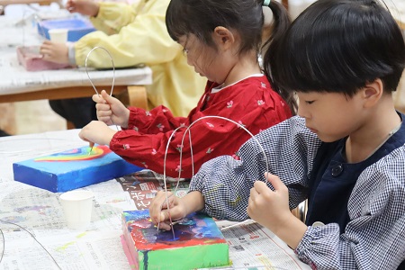 土台が塗れたら、いよいよ針金で空に線を描く