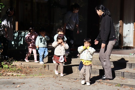 園舎からの火災発生を想定して園庭への避難訓練をしました