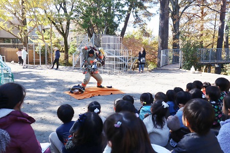 装備を着装する実演をしてもらいました