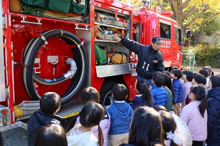 消防車が搭載している機器を一つ一つ紹介してくれました