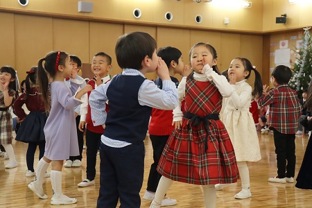 年中組のダンス「クリスマスのうたがきこえてくるよ」