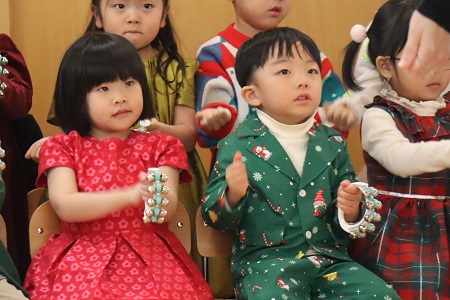 年少組の合奏「あわてんぼうの サンタクロース」