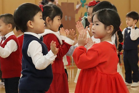 年少組のダンス「赤鼻のトナカイ」