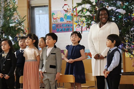最初に全員で「サンタが町にやって来る」を歌いまいした