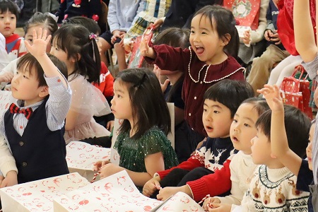 最後はお母様によるクリスマスメドレー 子どもたちも手を振ったり、一緒に歌って楽しみました