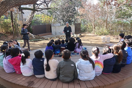 最初にイチゴに関するいろいろな知識を教えてもらいました