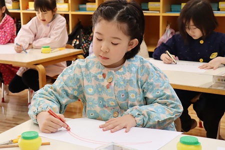 白い画用紙にクレヨンで好きな景色を描きます